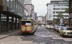 Der Rheinbahn-GT6 2458 hat soeben die Endhaltestelle Wilhelm-Marx-Haus verlassen und seine Fahrt nach Ratingen begonnen. Gleich wird er von der Grabenstraße nach rechts in die Heinrich-Heine-Allee einbiegen. Heute ist das gesamte Gebiet rund um das Wilhelm-Marx-Haus schienenfrei.