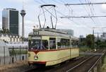 Auch der ex-Neusser GT6 2701 war am 09.06.2019 als Zubringer vom Hauptbahnhof eingesetzt, hier fährt er durch die landwirtschaftlich genutzten Flächen von Düsseldorf-Hamm.