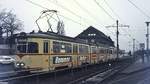 Leider kein qualitiativ hochwertiges Bild, da es mit einer Kleinbildkamera bei dazu noch ungünstigen Witterungsbedingungen aufgnommen wurde: Ein klassischer K-Bahn-Zug von Krefeld nach Düsseldorf mit dem Triebwagen 1263 (später 2263) und passendem Beiwagen in der Haltestelle Lörick im Winter 1973/74. Die Fahrleitungsmasten und die Bahnsteiguhr erinnern noch an die frühere, 1898 eröffnete  erste elektrische Schnellzugkleinbahn Europas .