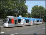 Der Rheinbahn-Tw 3302 ist am 08.06.2008 auf der Linie 703 unterwegs und steht an der Haltestelle Graf-Adolf-Platz. Dieses tunneltaugliche Niederflur-Fahrzeug gehrt zu dem neuen Typ NF8U, der in gut 7 Jahre auf der zur Zeit im Bau befindlichen, zum grten Teil unterirdisch verlaufenden  Wehrhahnlinie  eingesetzt werden soll. Im Jahr 2007 hat dieser Fahrzeugtyp die internationale Design-Auszeichnung „iF Product Design Award“ in der Kategorie  Transportation  gewonnen.
