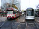 Ein GT8S und ein Niederflurzug der Reinbahn in der zweigleisigen Wendeschleife der Haltestelle Jan-Wellem-Platz in Dsseldorf am 11. November 2009.