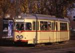 Ein seltener Gast auf der Sl 712: Rheinbahn Tw 2268 biegt aus Ratingen kommend auf die Grafenberger Allee ein und erreicht die Hst Schlterstrae, 09.11.1986.