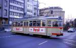 Dsseldorf Tw 2116, abendlich ohne Beiwagen unterwegs, biegt aus der Herderstrae auf die Lindemannstrae ein, 02.04.1986.