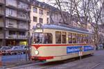 Dsseldorf Tw 2113 ist abends solo auf der Sl 706 unterwegs, Aufnahme in der Lindemannstrae, 02.04.1986.