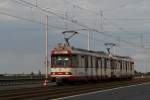 Tw 3046 + Tw 3048 als berfhrung vom Steinberg nach Dsseldorf-Heerdt auf der Josef-Kardinal-Frings-Brcke am 10.06.2011