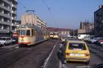 Dsseldorf vor 25 Jahren: Reger Betrieb herrscht am 05.03.1987 in der Wendeschleife der Sl 704 in Derendorf im Zuge der Merziger Strae. Nchste Fahrt Richtung Hauptbahnhof und Universitt bestreiten Tw 2113 mit Bw 1822.