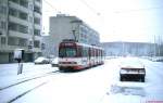 Bei leichtem Schneefall pausiert Tw 3046 der Rheinbahn an einem Wintertag Mitte der 1980er Jahre in der Endhaltestelle Straßburger Straße.