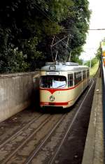 Aufgrund der beengten Verhältnisse war die Endschleife in Gerresheim vor ihrem Umbau nur über eine Gleisverschlingung erreichbar, hier verlässt der GT8 2968 die Endschleife Mitte der 1980er Jahre