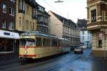 Bis November 1988 fuhr die Straßenbahn durch den Gerresheimer Ortskern. Wenige Wochen vor der Verlegung in den Wallgraben fährt der GT8 2663 durch die Straße Kölner Tor.