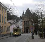 Der historische Rheinbahn-Tw 954 (Bj. 1926) vor dem historischen Neusser Obertor (Bj. ca. 1250) am 11.4.15.