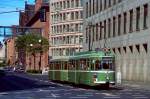 Bei den Sonderfahrten zum 125-jährigen Jubiläum der Düsseldorfer Straßenbahn im Sommer 2001 wurde auch der 1954 gebaute Großraum-Museumstriebwagen 2014 eingesetzt, hier auf der Kasernenstraße kurz vor dem Graf-Adolf-Platz. Die ersten Triebwagen wurden in einer grünen Farbgebung geliefert, später aber in das traditionelle Beige umlackiert. Heute trägt der Wagen die Nummer 114.