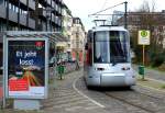 An der Endhaltestelle Kirchfeldstraße wartet der NF8U 3315 am 12.02.2016 auf die Abfahrt in Richtung Gerresheim. Das Plakat an der Wartehalle wirbt mit dem Spruch  Et jeht loss  für das  Netz met Häzz  (auf hochdeutsch  Es geht los  bzw.  Netz mit Herz ), das am kommenden Wochenende auch diese Wendeschleife überflüssig machen wird.