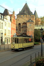 Am 12.11.2016 führte die ZIN (Zukunftsinitiative Innenstadt Neuss) wieder einmal kostenlose Pendelfahrten zwischen Stadthalle und Theodor-Heuss-Platz mit einem historischen Rheinbahn-Triebwagen durch. Eingesetzt wurde der 1928 in Dienst gestellte Tw 954, hier auf der Oberstraße. Die Linienbezeichnung 16/26 erinnert an die frühere Rundlinie von Düsseldorf nach Neuss (das bis 1968 mit  ß  geschrieben wurde), die  16  verkehrte über die Oberkasseler Rheinbrücke, die  26  über die Südbrücke.