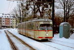 Die Rheinbahn Düsseldorf im Winter: Nach den starken Schneefällen am 23. und 24.12.2010 konnte erst am 26.12.2010 der Straßenbahnbetrieb auf zwei Linien wieder aufgenommen werden, weitere Linien kamen am 27.12.2010 dazu, wobei an einen planmässigen Betrieb allerdings nicht zu denken war. Die modernen Niederflurwagen waren den Bedingungen nicht gewachsen und so musste die Rheinbahn auf die (wenigen) noch vorhandenen GT8, GT8S und einige GT8SU zurückgreifen, hier steht der GT8 2669 am 27.12.2010 in der Schleife Holthausen an der Bonner Straße.