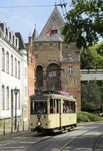 Gut besetzt fährt der ex-Neusser Tw 17 am 30.07.2022 am Neusser Obertor vorbei