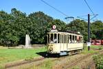 Triebwagen 954 hat soeben die Wendeschleife Neuss Stadthalle verlassen und ist auf den Weg Richtung Theodor Heuss Platz.

Neuss 10.08.2024