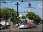 Auch dieser Bahnsteig gehrt zu der weit verstreuten Straenbahn-Haltestelle Graf-Adolf-Platz in Dsseldorf. Hier hlt am 06.05.2008 der Rheinbahn-Tw 3306, der auf der Linie 715 eingesetzt ist.