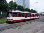 Ein DUEWAG-Stadtbahnwagen GT8S bei der Ausfahrt aus der Haltestelle Jan-Wellem-Platz in Dsseldorf als Zug der Rundlinie 706 am 30.