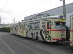 Ein abgestellter DUEWAG-Einrichtungs-GT6 der Rheinbahn neben der Wendeschleife am Rheinbahnhaus in Dsseldorf-Oberkassel am 29.03.2003.