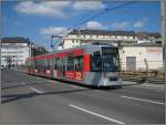 Der Rheinbahn-Tw 2105 ist am 18.04.2009 auf der Linie 707 unterwegs und fhrt auf der Elisabethstrae in Richtung der nchsten Haltestelle beim S-Bahn-Haltepunkt Dsseldorf-Bilk.