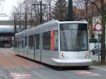 Ein Straenbahnzug der Rheinbahn fhrt am 19.03.2010 in Dsseldorf-Benrath aus Richtung Schlo in Richtung Bahnhof Benrath.