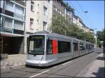 Niederflur-Straenbahnwagen 2007, eingesetzt auf der Linie 707 in Richtung Universitt, kurz vor der Haltestelle Morsestrae in Dsseldorf-Friedrichstadt.