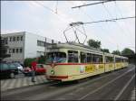 Straenbahn-Triebwagen 2758, eingesetzt auf der Linie 701 in Richtung Dsseldorf-Rath, steht am 25.07.2006 mit seinem (antriebslosen) Beiwagen 1655 an der Haltetelle Niederheider Strae in