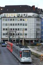 Aufgrund der in den 1950er Jahren eingeführten Einbahnstraßenregelung nehmen die vom Bilker Bahnhof in Richtung Heinrich-Heine-Allee fahrenden Straßenbahnlinien den Weg über die