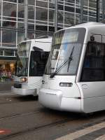 Kopf Vergleich zwischen den fast 20Jahre alten NF6 hinten und vorne der ca 10 Jahre jüngere NF8U 3303 hier stehen beide gerade an der Haltestelle Jan Wellem Platz.