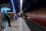 Unterirdisch in Duisburg -     Blick vom Hochbahnsteig der U79 auf den Abschnitt mit niedrigem Bahnsteig für die Straßenbahn in der oberen Ebene der viergleisigen Station Hauptbahnhof.