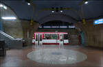 Röhrenstation -

Blick durch den mittigen Querschlag der Station Schloss Broich in Mülheim/Ruhr mit einer Duisburger Straßenbahn der Linie 901. 

23.08.2023 (M)