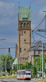 Ende Mai 2025 war in Duisburg-Hochfeld der Straßenbahnwagen 1042 zu sehen.