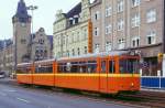 Duisburg Tw 1239 in der Duisburger Strae in Hamborn, 15.05.1987. Da der morgendliche Schlerkurs nicht in einer Schleife gewendet werden konnte, kehrte der Tw in Rckwrts-Fahrt in den Betriebshof zurck. Einige Duisburger Tw wurden wegen der Mglichket, solche Fahrten sogar notfalls mit Fahrgsten durchfhren zu knnen (man beachte die Tren auf der  Straenseite ), als 1½-Richtungs Fahrzeuge gefhrt.