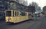 Am 20.12.1973 steht Tw 1225 in der Endhaltestelle auf der Westseite des Duisburger Hauptbahnhofes. Das Fahrzeug hat eine interessante Geschichte: 1948/50 baute Westwaggon neue Aufbauten für die 2x-Tw des Meterspurnetzes, die 1952 auf 1435 mm umgespurt wurden und 1957/58 zweiachsige Nachläufer erhielten. Das Fahrzeug wurde 1978 ausgemustert. Trotz des anderen optischen Eindrucks handelt es sich um einen Einrichtungs-Tw.