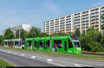 Strassenbahn Erfurt: Doppeltraktionen mit modernen Niederflurtrams sind eher selten anzutreffen. In Erfurt kommen diese jedoch relativ häufig vor, meistens mit zwei 3-teiligen Combinos, manchmal auch mit einem 5- und einem 3-teiligen. Am 3. Juni 2017 sind Combino Classic 719 und Combino Advanced 706 bei den Plattenbauten am Europaplatz unterwegs auf der Linie 1 in Richtung Urbicher Kreuz.