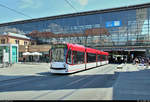 Siemens Combino Advanced, Wagen 654, der Erfurter Verkehrsbetriebe AG (SWE EVAG) als Linie 6 von und nach Rieth Gleis 3 verlässt die Haltestelle Hauptbahnhof.
[3.6.2019 | 14:10 Uhr]