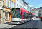 Siemens Combino Advanced, Wagen 628 und Wagen 7??, der Erfurter Verkehrsbetriebe AG (SWE EVAG) als Linie 3 von Urbicher Kreuz nach Europaplatz fahren in der Schlösserstraße Richtung Fischmarkt/Rathaus.
[3.6.2019 | 15:00 Uhr]