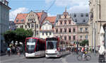 Am Fischmarkt -     An der Haltestelle Fischmarkt/Rathaus in der Erfurter Innenstadt begegnen sich zwei Straßenbahnen unterschiedlicher Generationen.