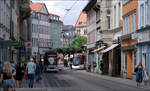 Durch die enge Altstadt von Erfurt - 

Blick durch die Schlösserstraße in Richtung Fischmarkt. Während MGT6DE 612 auf der Linie 6 die Haltestelle Fischmarkt/Rathaus hinter sich gelassen hat, wird die Stadler Tramlink-Straßenbahn 603 auf der Linie 3 gleich an jener Haltestelle anhalten. 

12.07.2023 (M)