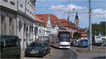 Zwischen hui und pfui -

... befindet sich die Combino Advanced Tram. Während sich an der Nordseite der Straße schöne historische Bauten aneinander reihen, findet sich auf der Südseite unbebautes Gelände, das als Parkplatz genutzt wird. Auch der Oberleitungsmast ist hier nicht gerade eine Schönheit. 

Aber gerade solche Brüche in der Stadt haben auch ihren Reiz.

12.03.2023 (M)