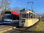 EVAG 190 als  Kater-Express  am 08. Dezember 2025 an der Station Erfurt - Hocheim. Im Hintergrund eine Siemens  Combino Classic mit der Nr. 653 auf der Linie 2.




