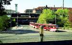EVAG Erfurt__KT4D in Doppeltraktion auf Linie 6 von Wiesenh�gel biegt aus der Schillerstr. in die Bahnhofsunterf�hrung ein.__04-2000