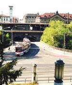 EVAG Erfurt__KT4D in Doppeltraktion auf Linie 5 nach 'Steigerstra�e' biegt aus der Bahnhofsunterf�hrung kommend in die Schillerstr. ein__04-2000