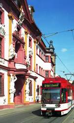 EVAG Erfurt__ Tw 602 [MGT6DE] auf Linie 2 zur 'ega/Messe' vor der ehemaligen Kurmainzischen Statthalterei, heute Sitz der Th�ringer Staatskanzlei und des Th�ringer Ministerpr�sidenten.__04-2000
