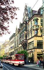 EVAG Erfurt__ KT4D in Doppeltraktion mit BTw 528 in der Stra�e 'Am Anger'.__04-2000