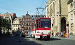 EVAG Erfurt__ Zweifarbige KT4-D Doppeltraktion mit f�hrendem Tw 527 [1987 >2007 Lwiw] auf Linie 5 an der Haltestelle 'Fischmarkt' vor dem Rathaus.__04-2000