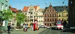 EVAG Erfurt__ KT4-D auf Linie 4 biegt vom Fischmarkt in die Marktstra�e ein . Ein friedliches Bild vor dem Rathaus, Stra�enbahn, Fu�g�nger und minimaler MIV.__04-2000