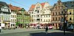 EVAG Erfurt__ Ein harmonisches Bild auf dem zentralen Fischmarkt vor dem Rathaus: viel Platz f�r die Fu�g�nger und das bi�chen unauff�llige Stra�enbahn... KT4-D Zug mit Tw 490+491 auf Linie 5 zur Steigerstra�e  bef�hrt von der Marktstra�e her den Fischmarkt.__04-2000