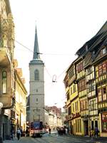 EVAG Erfurt__ KT4D in 3-fach-Traktion in der Marktstr. zum Domplatz unterwegs, vor dem Turm der Allerheiligenkirche. __04-2000