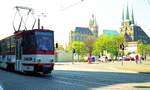 EVAG Erfurt__ Tw 522 [KT4D-C; ČKD Tatra 1987; seit 2014 Stadtrundfahrt-Wagen] als Linie 3 zur Ulan-Bator-Str. auf dem Domplatz mit Dom St. Marien und Severikirche.__04-2000